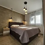 Deluxe Near The Bridge Apartman *
