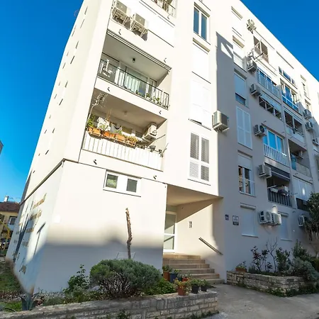 Deluxe Near The Bridge דירה