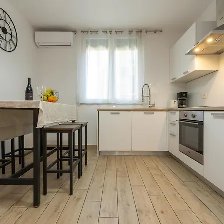 Deluxe Near The Bridge Apartment