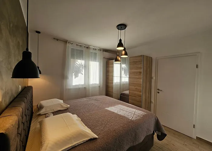 Deluxe Near The Bridge