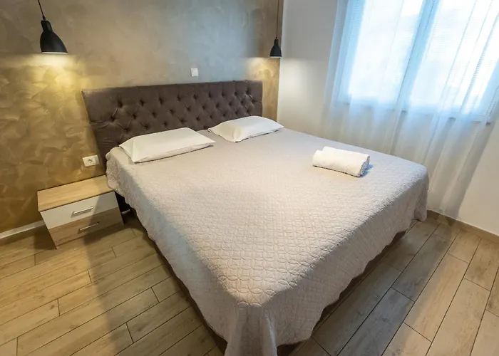 Deluxe Near The Bridge