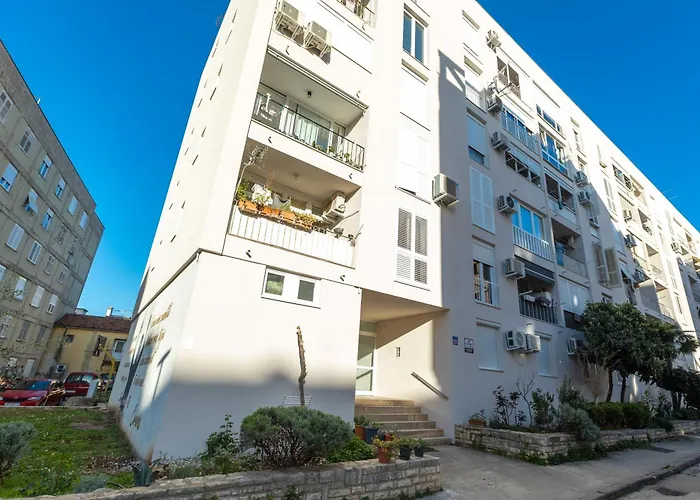 Deluxe Near The Bridge דירה